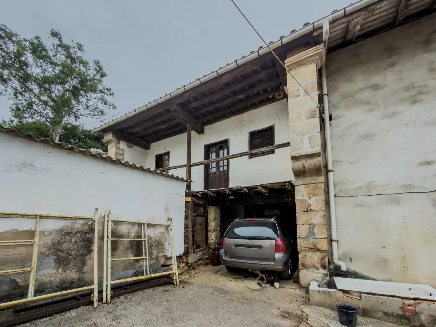 Vista exterior de Casa o xalet en venda en Alfoz de Lloredo amb Jardí privat, Terrassa i Balcó