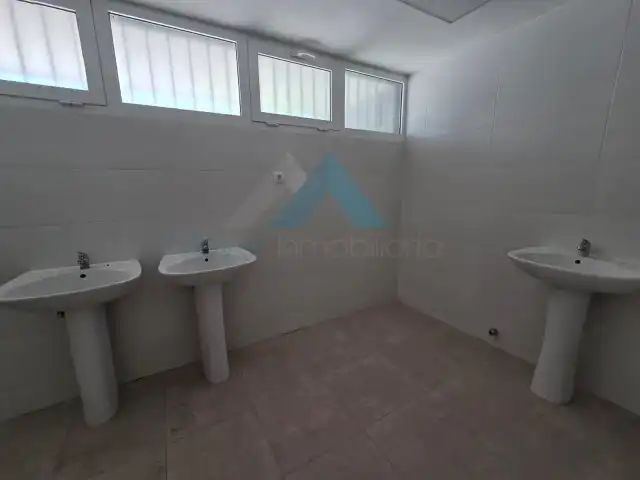 Badezimmer von Fabrikhallen zur Miete in Alcalá de Henares mit Alarm