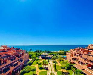 Vista exterior de Àtic de lloguer en Estepona amb Jardí privat i Piscina comunitària
