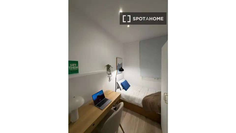 Dormitori de Apartament per a compartir en Madrid amb Aire condicionat, Terrassa i Moblat