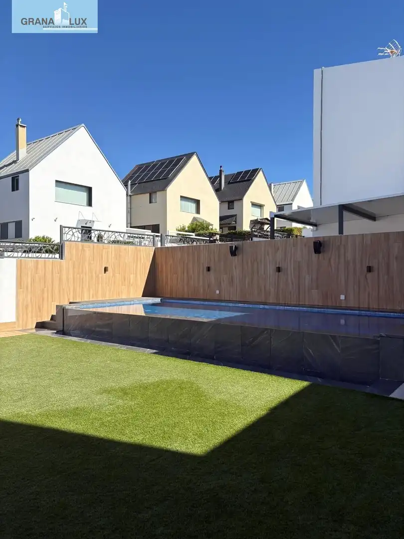 Piscina de Casa adosada en venda en Albolote amb Jardí privat, Piscina i Alarma