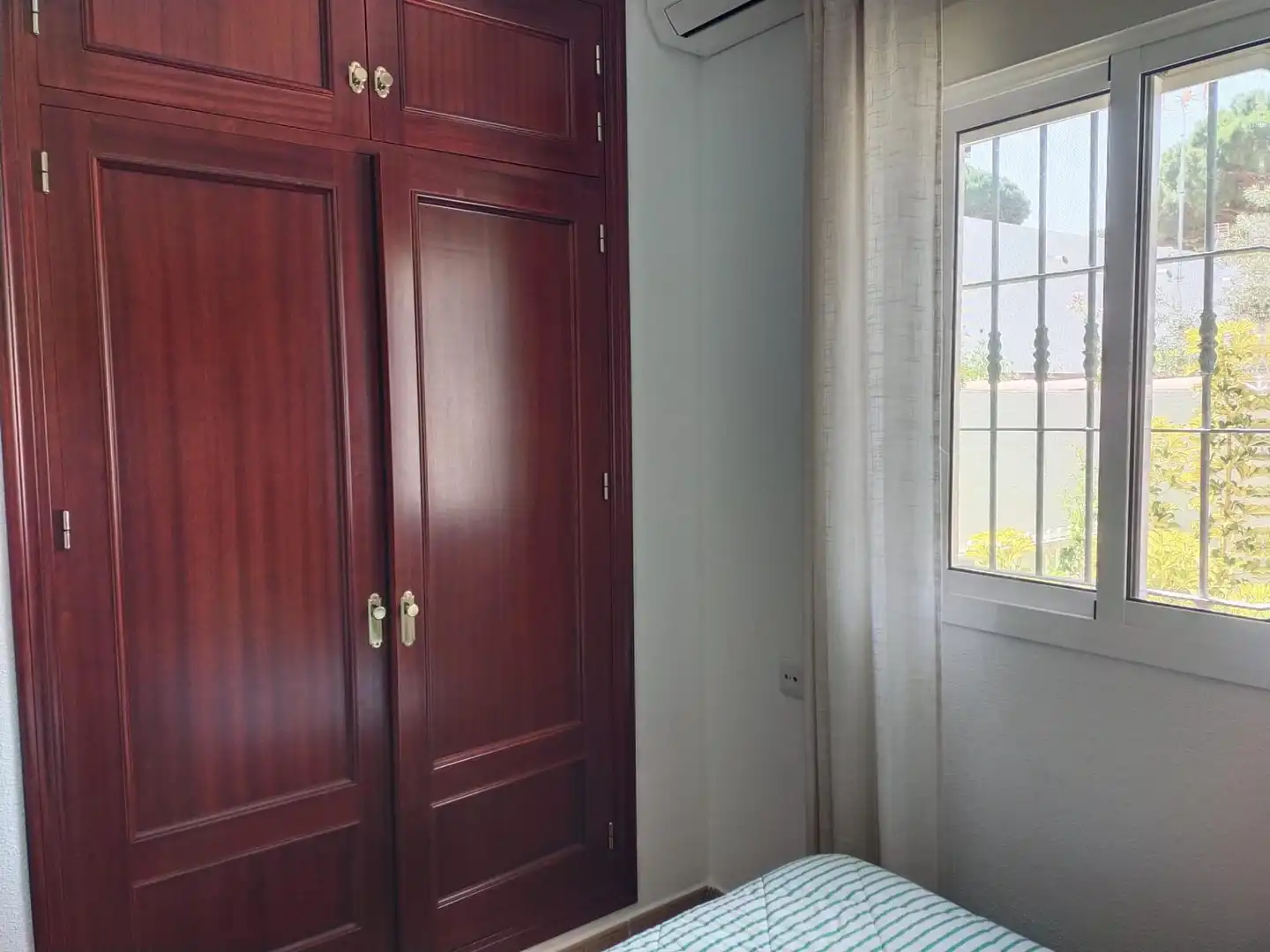 Dormitori de Casa o xalet en venda en Chiclana de la Frontera amb Aire condicionat, Jardí privat i Piscina