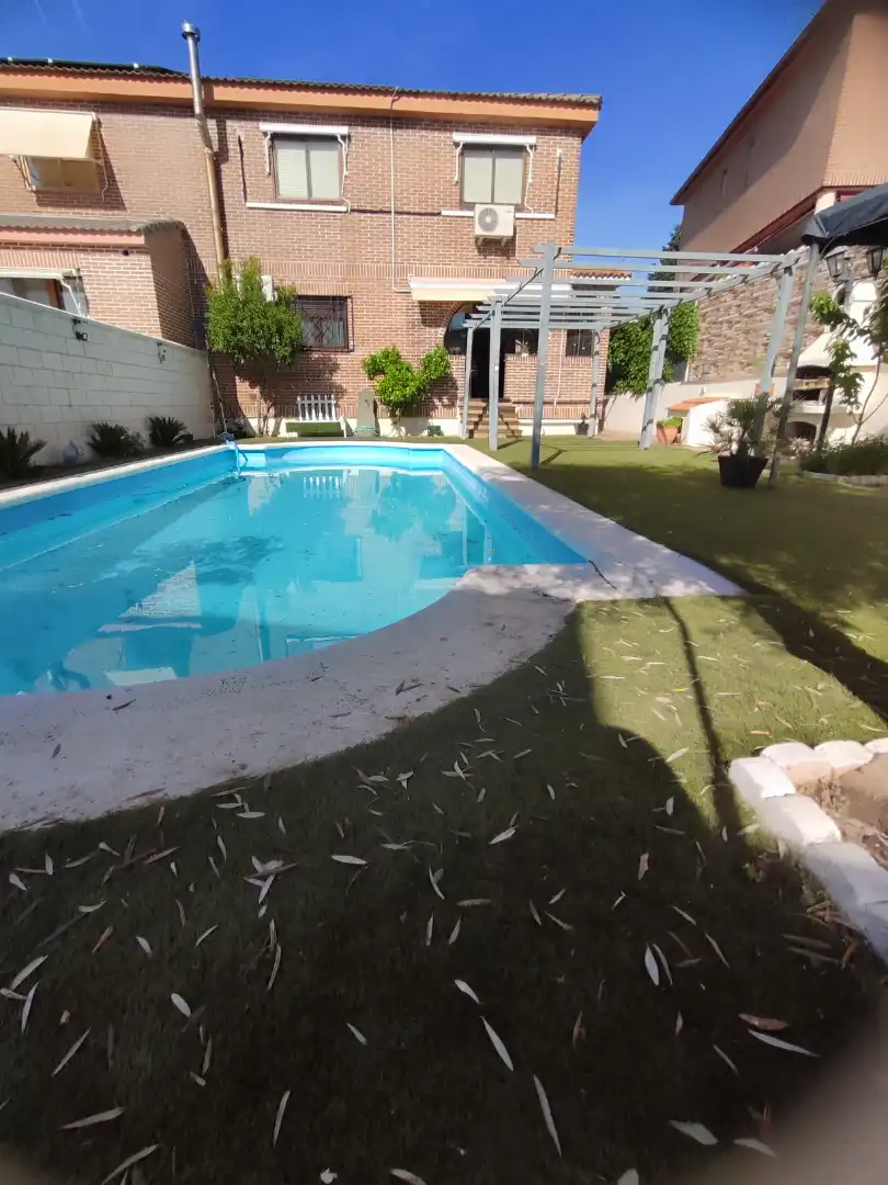 Piscina de Casa adosada en venda en Arganda del Rey amb Aire condicionat, Calefacció i Jardí privat
