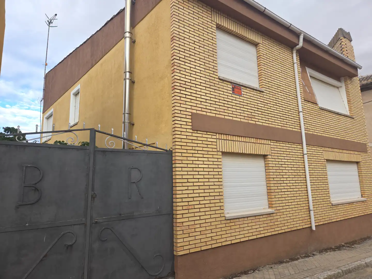 Exterior view of Houses for sale in Meneses de Campos  with Heating, Parquet flooring and Furnished