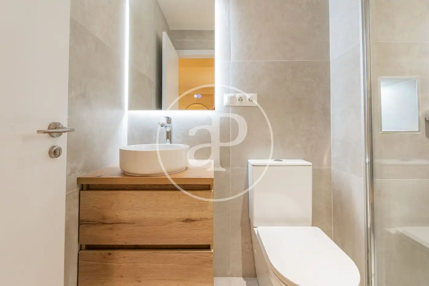 Bathroom of Flat for sale in Madrid  with Air Conditioner, Heating and Storage room