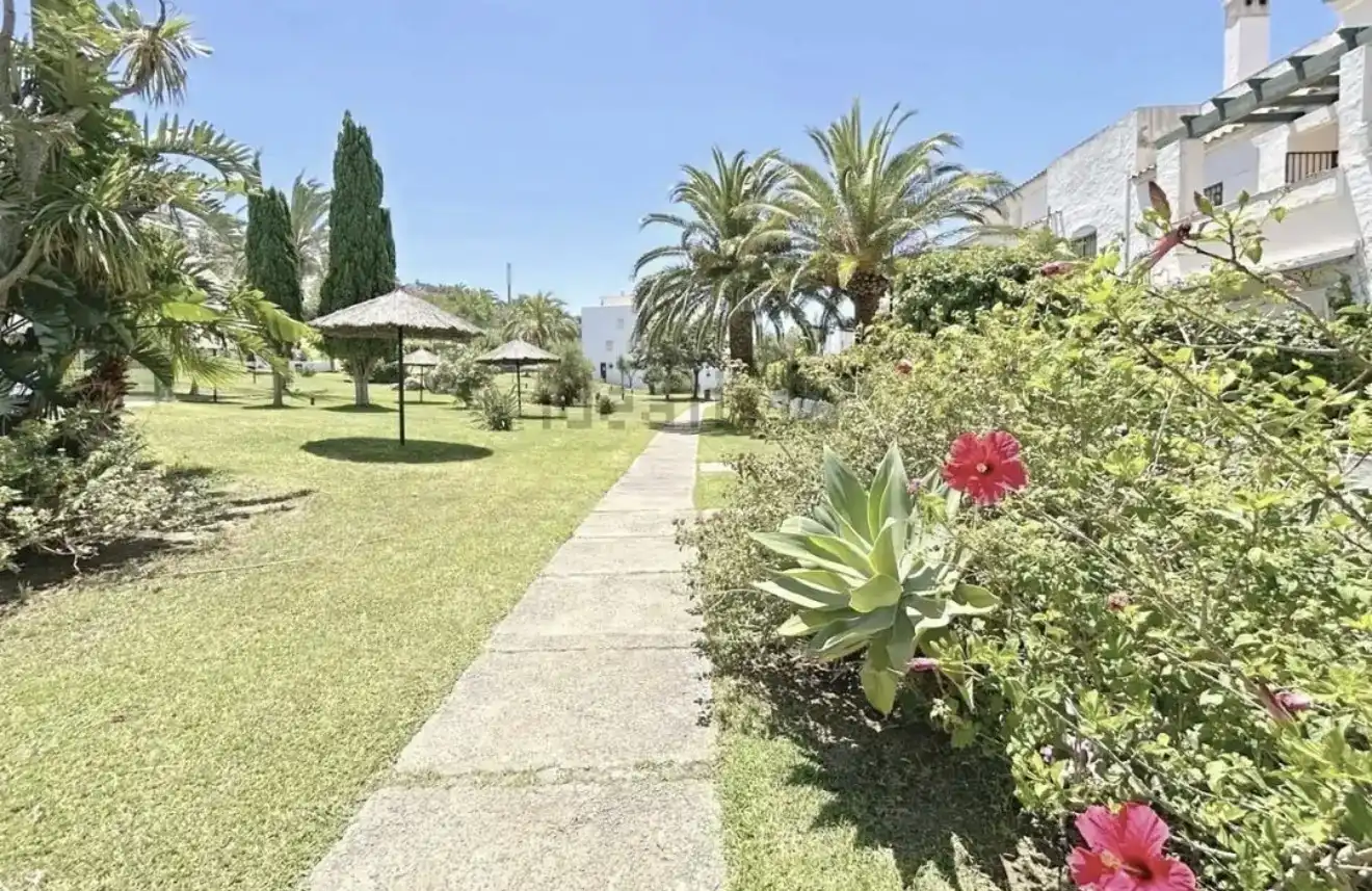 Jardí de Pis en venda en Zahara de los Atunes amb Aire condicionat, Piscina i Balcó