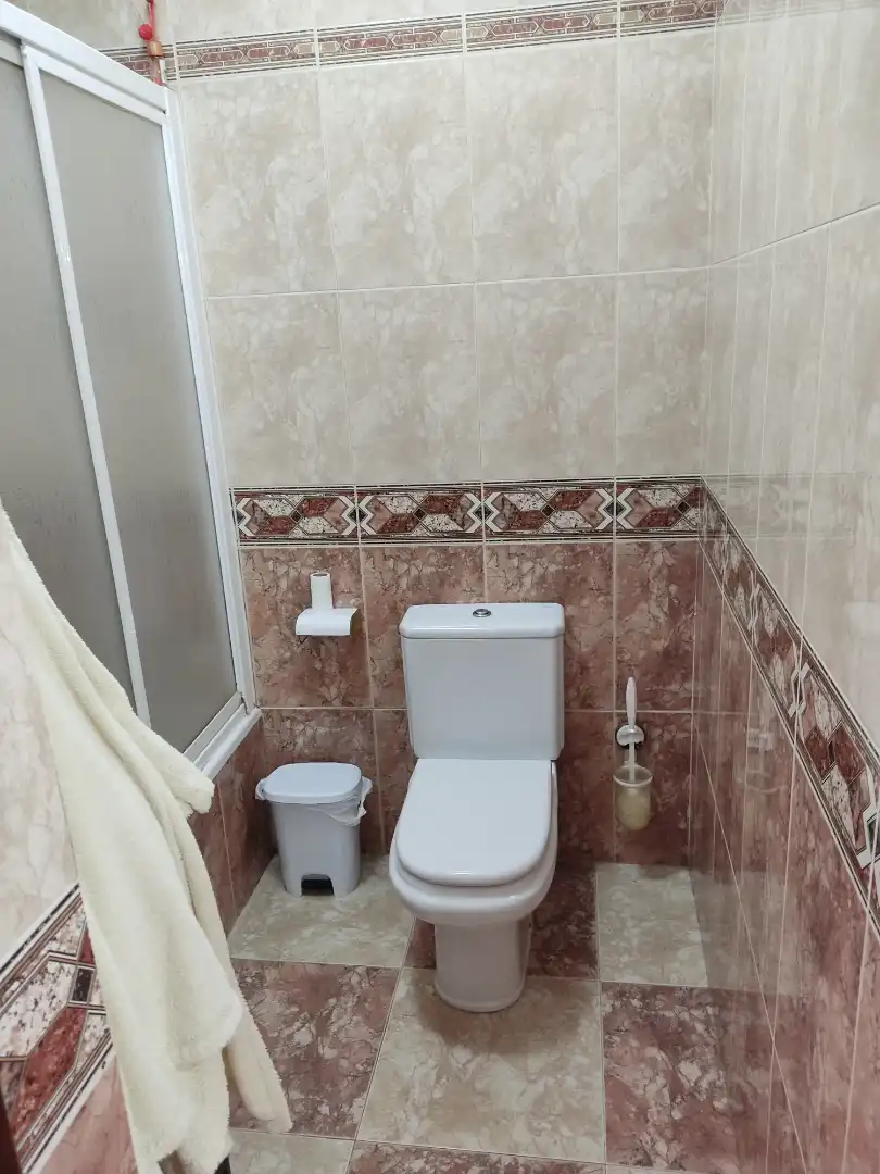 Badezimmer von Einfamilien-Reihenhaus zum Verkauf in Barbate mit Klimaanlage, Heizung und Terrasse