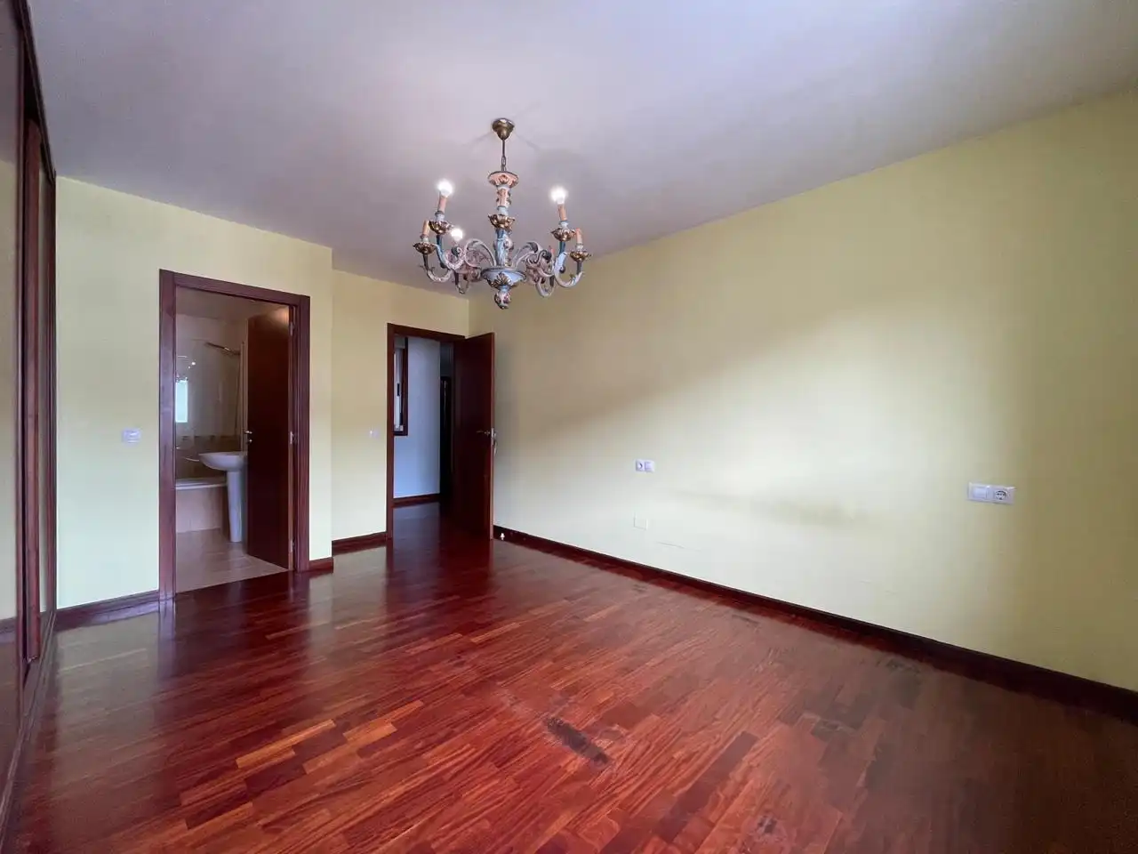 Dormitori de Pis en venda en Arteixo amb Calefacció, Parquet i Terrassa