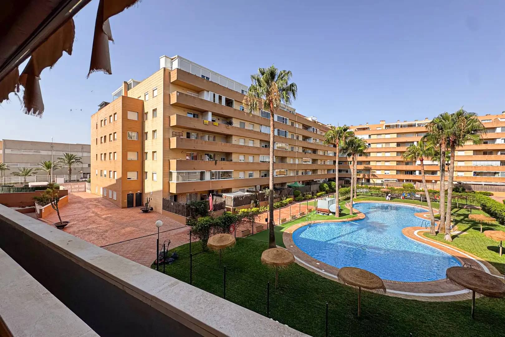 Vista exterior de Piso en venta en Roquetas de Mar con Terraza y Piscina