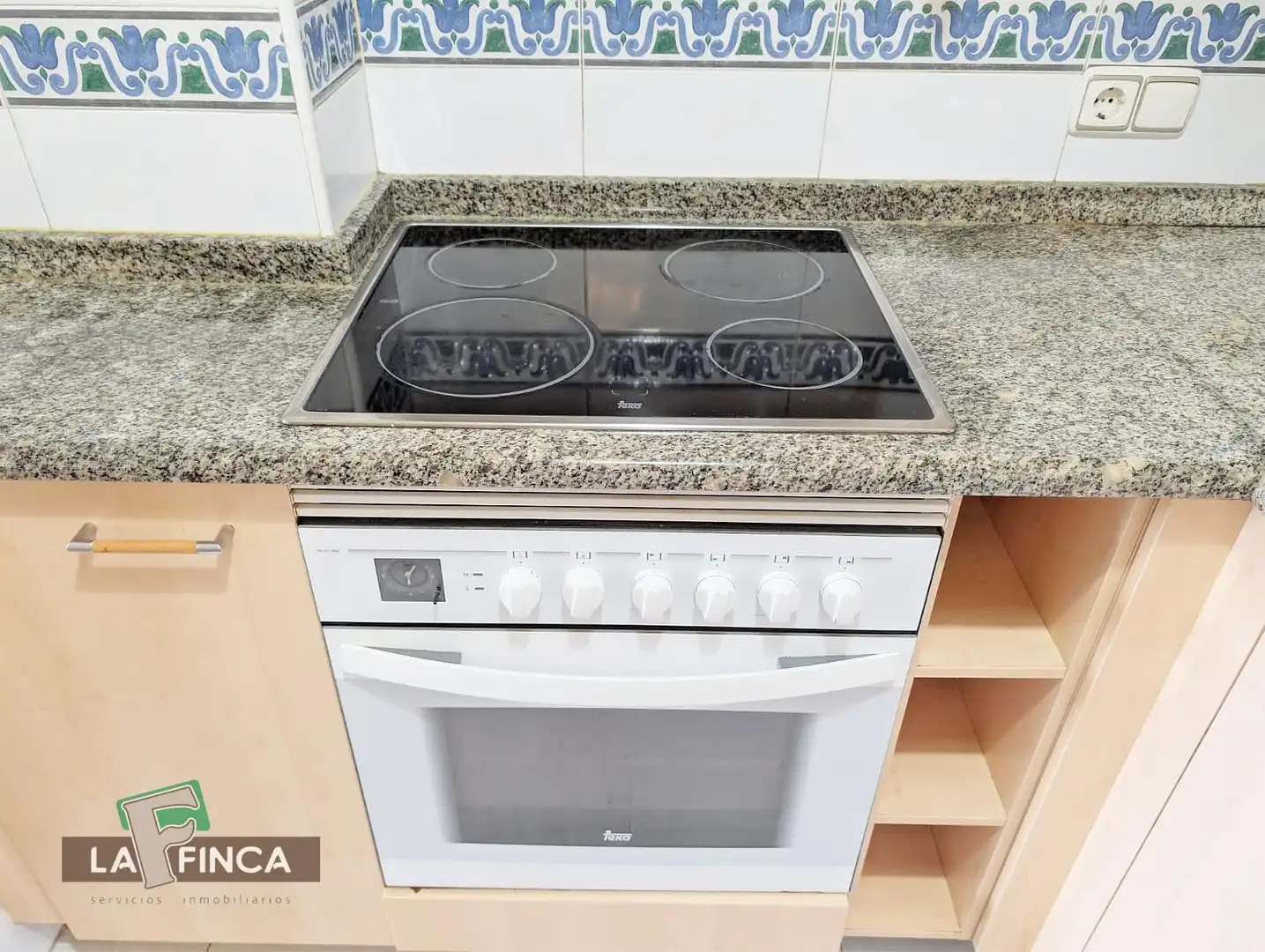 Cuina de Apartament en venda en Oviedo  amb Calefacció, Traster i Moblat