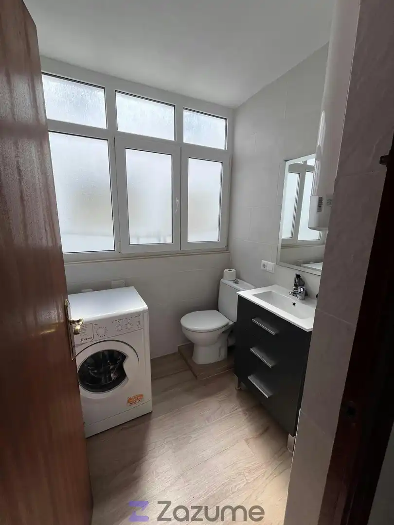 Bathroom of Flat for rent in Torrevieja  with Air Conditioner, Furnished and Oven