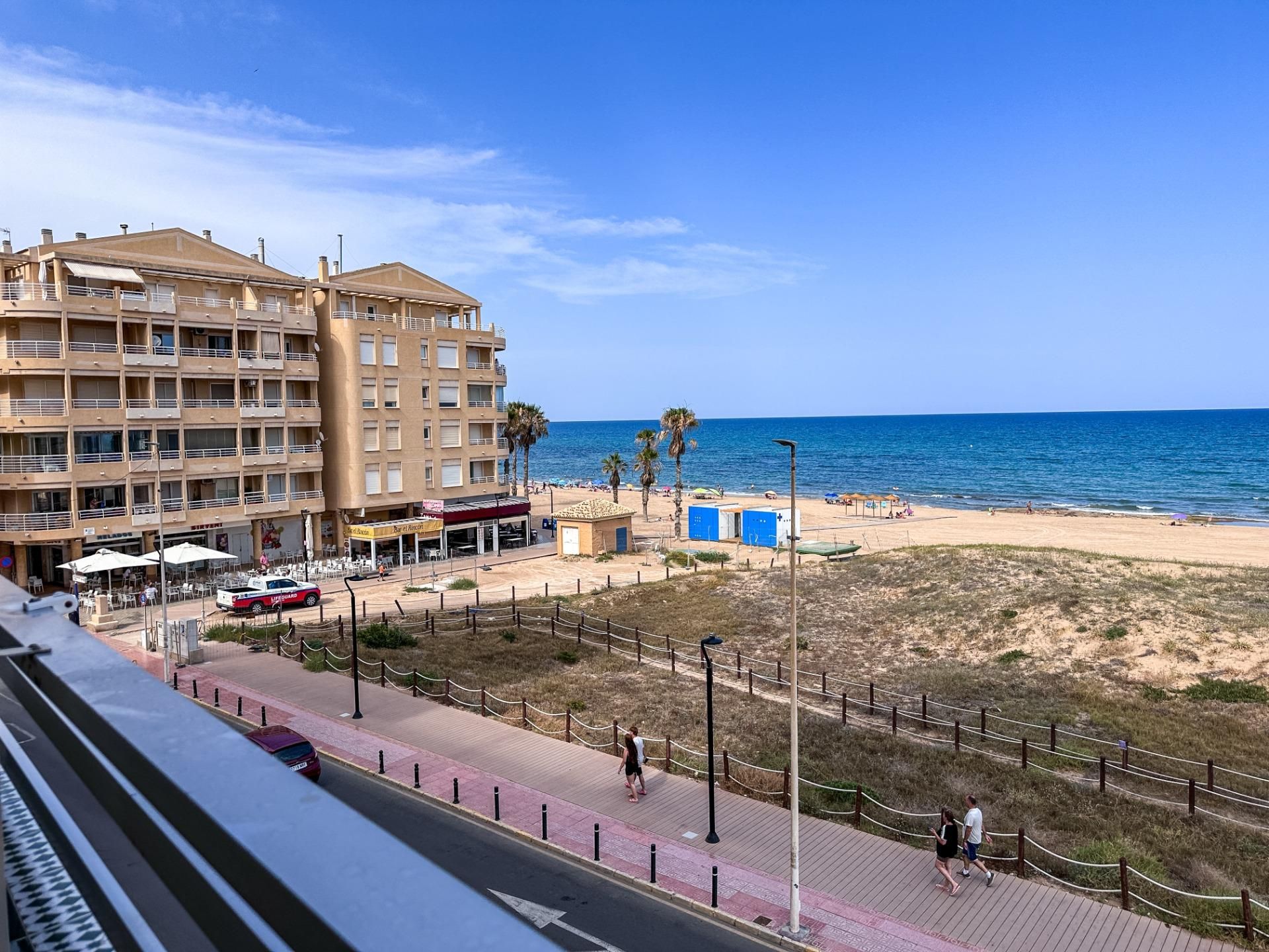 Dormitori de Pis de lloguer en Torrevieja amb Terrassa i Balcó