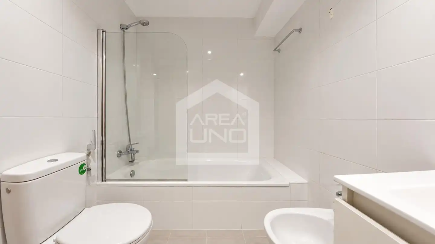 Baño de Piso de alquiler en Parque Oeste - Fuente Cisneros