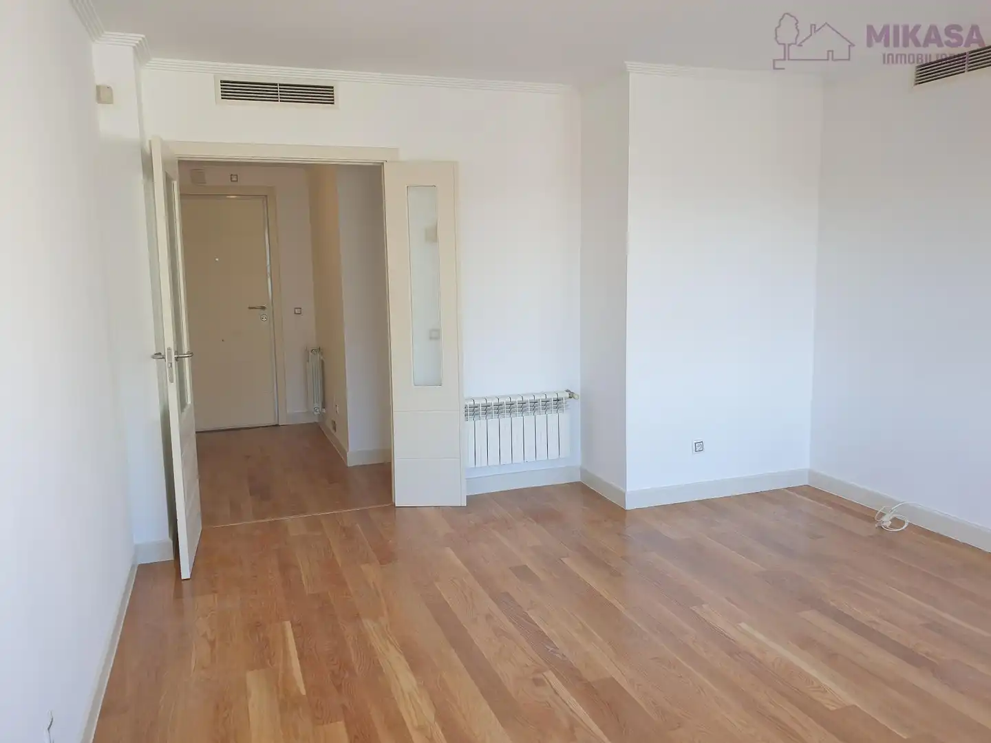 Living room of Flat for rent in Madrid  with Air Conditioner, Heating and Community pool