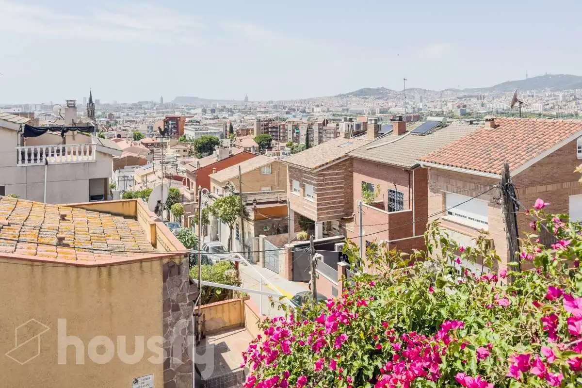 Exterior view of Houses for sale in Santa Coloma de Gramenet  with Air Conditioner, Heating and Private garden