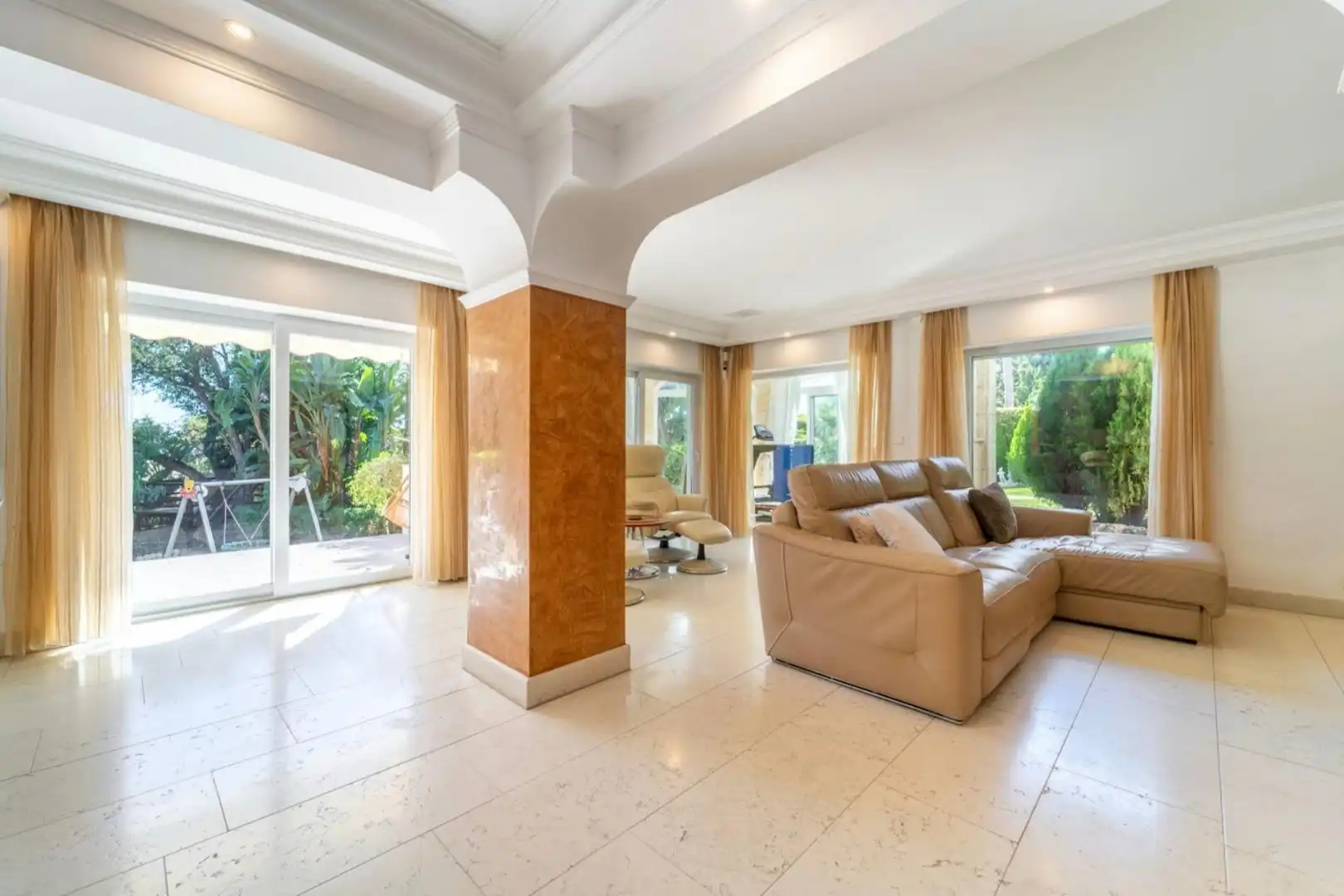 Sala de estar de Casa o chalet en venta en Marbella con Aire acondicionado, Calefacción y Jardín privado