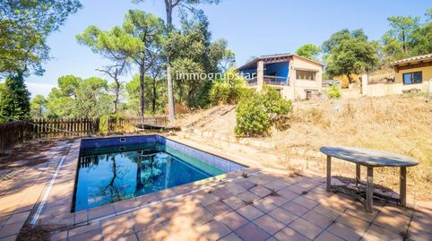 Casa rural con piscina y vistas panorámicas en Les Gavarres