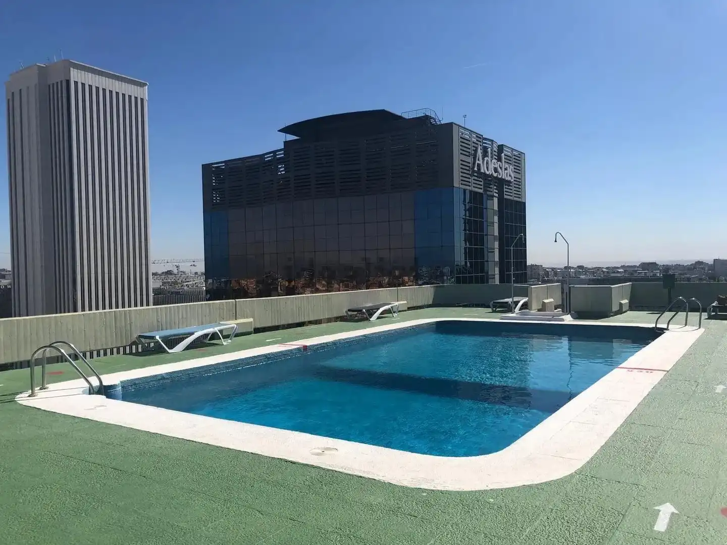 Swimming pool of Flat for rent in Madrid  with Air Conditioner, Heating and Storage room