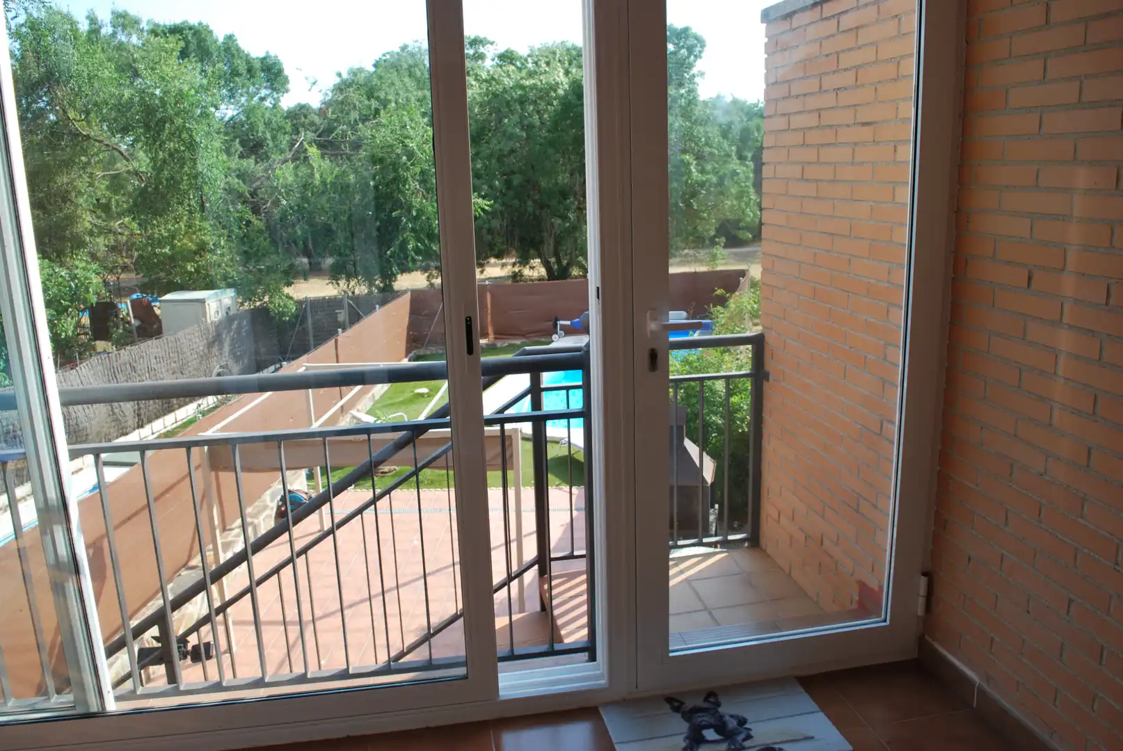 Terrasse von Einfamilien-Reihenhaus zum Verkauf in Valdemorillo mit Privatgarten, Terrasse und Abstellraum