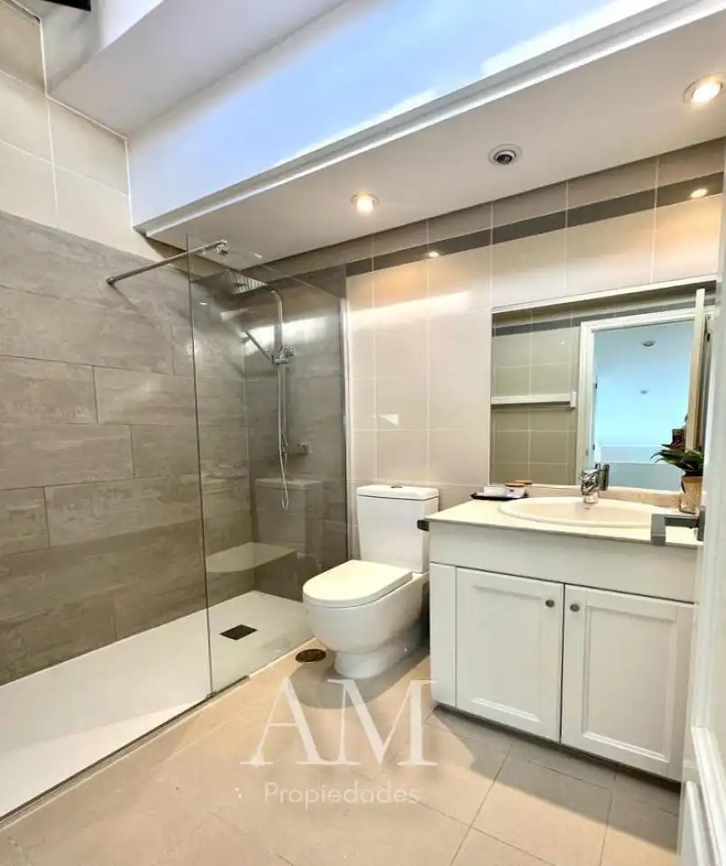 Bathroom of Duplexes for rent in Vigo   with Air Conditioner, Heating and Terrace