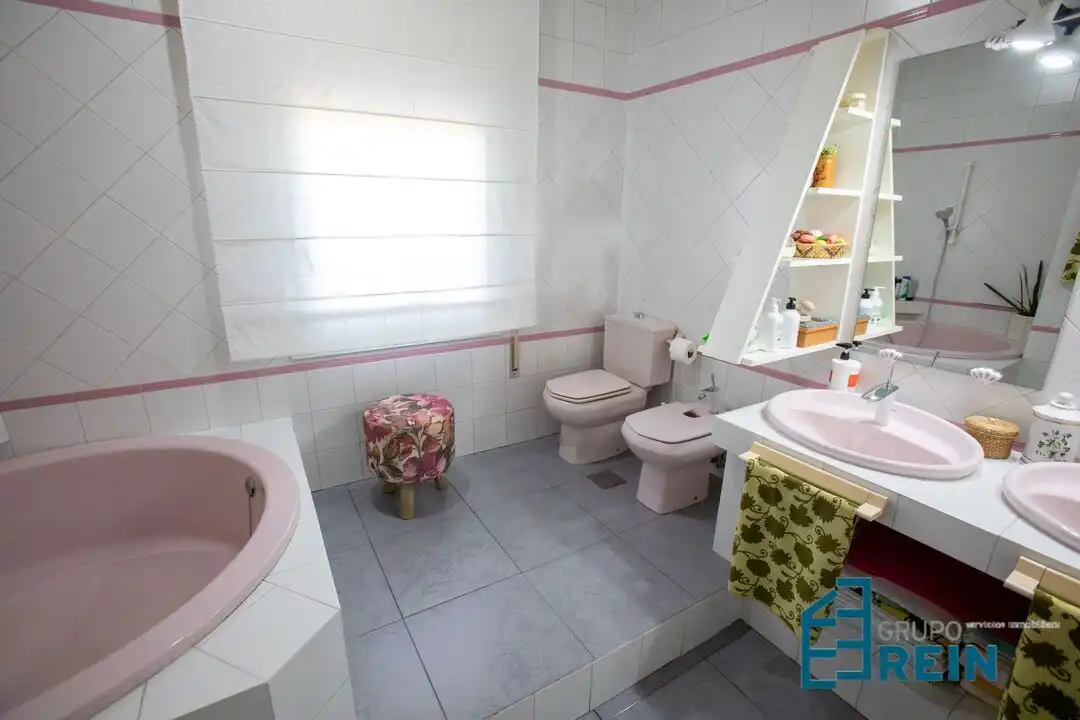Bany de Casa o xalet en venda en Añover de Tajo amb Aire condicionat, Calefacció i Jardí privat