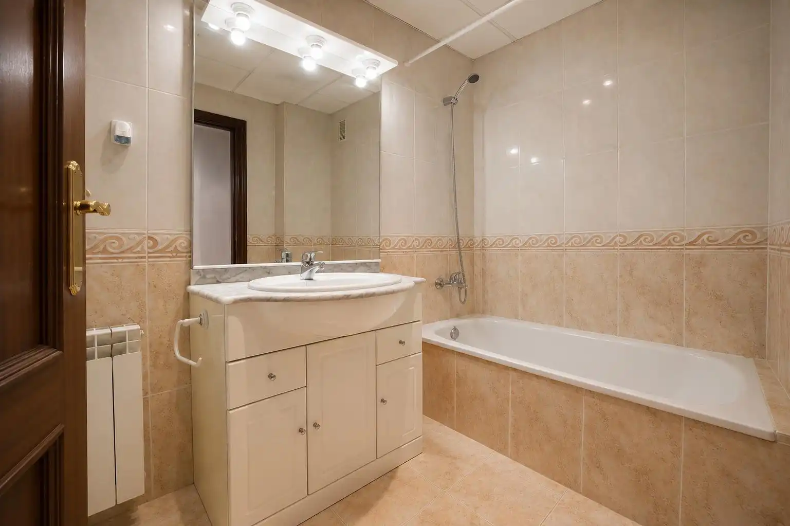 Baño de Piso en venta en Tarragona con Aire acondicionado, Calefacción y Amueblado