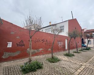 Vista exterior de Casa adosada en venda en Valladolid Capital amb Jardí privat