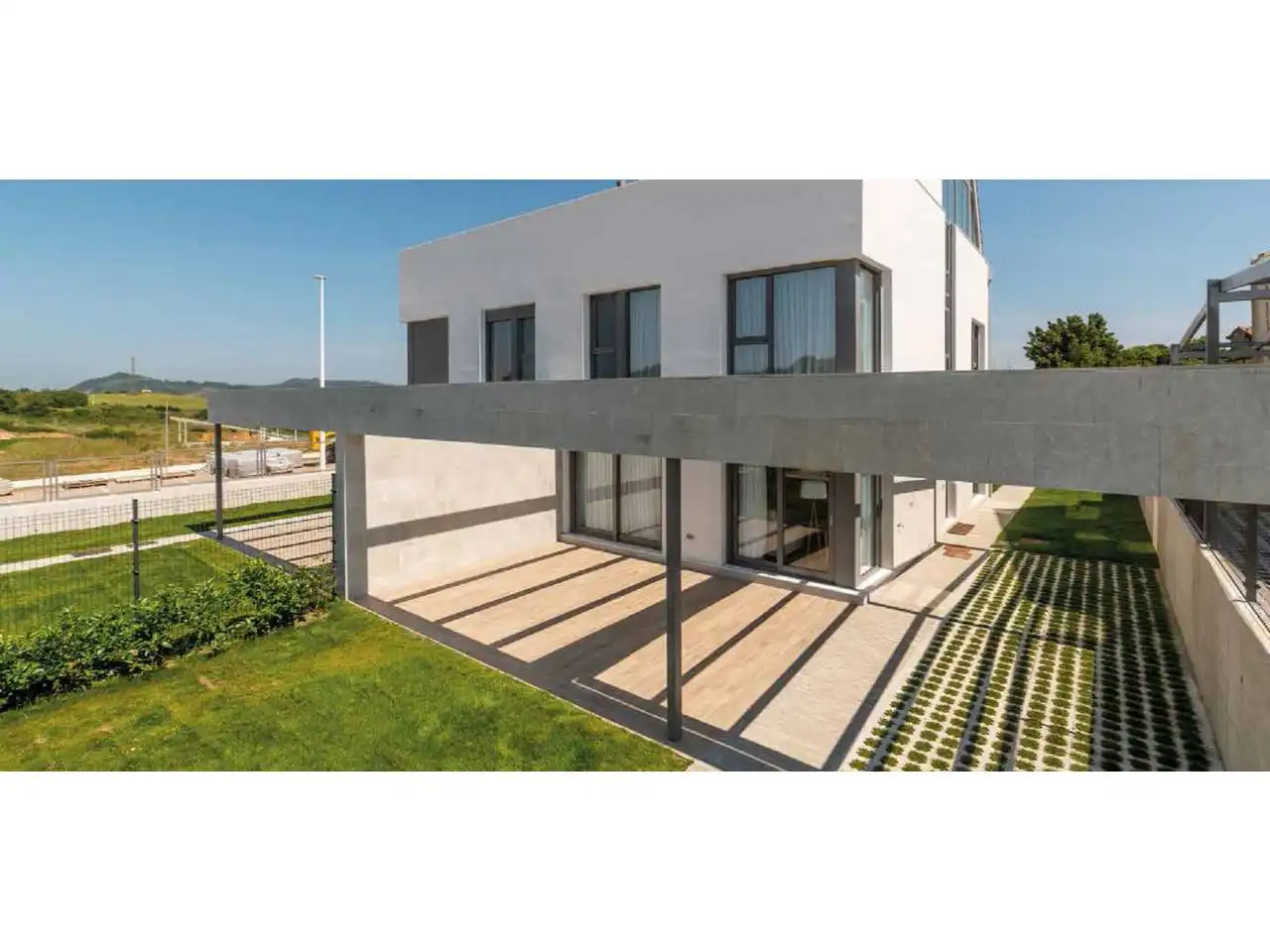 Vista exterior de Casa adosada en venta en Santa Cruz de Bezana con Calefacción, Jardín privado y Terraza