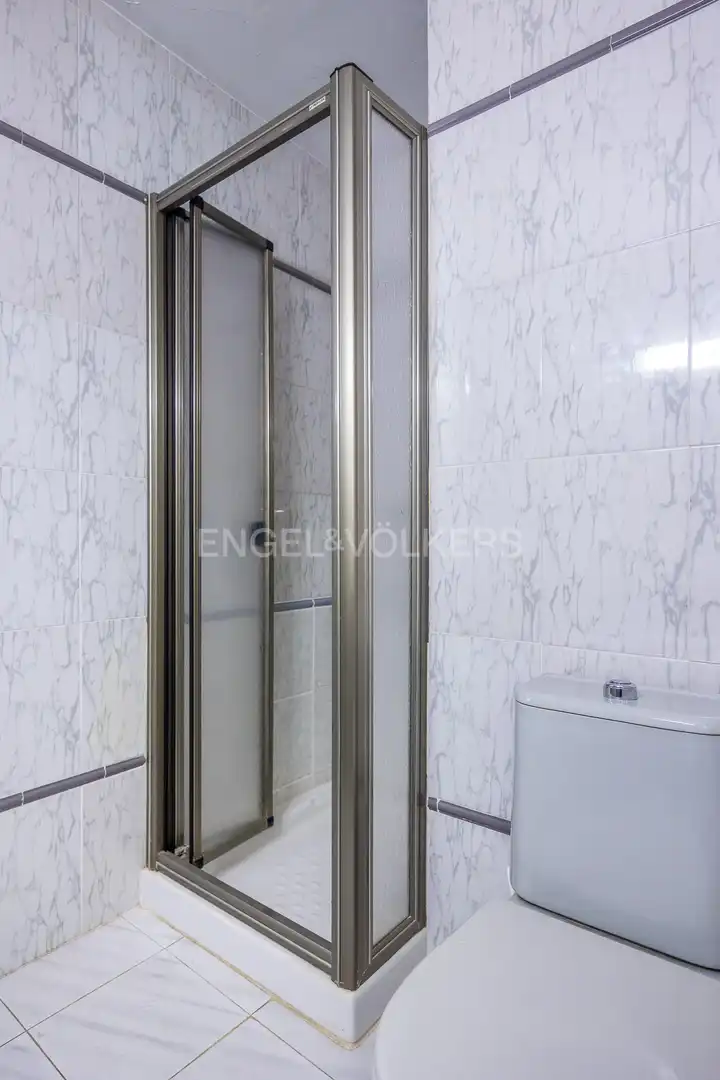 Bathroom of Flat for sale in Sevilla  with Air Conditioner, Heating and Terrace