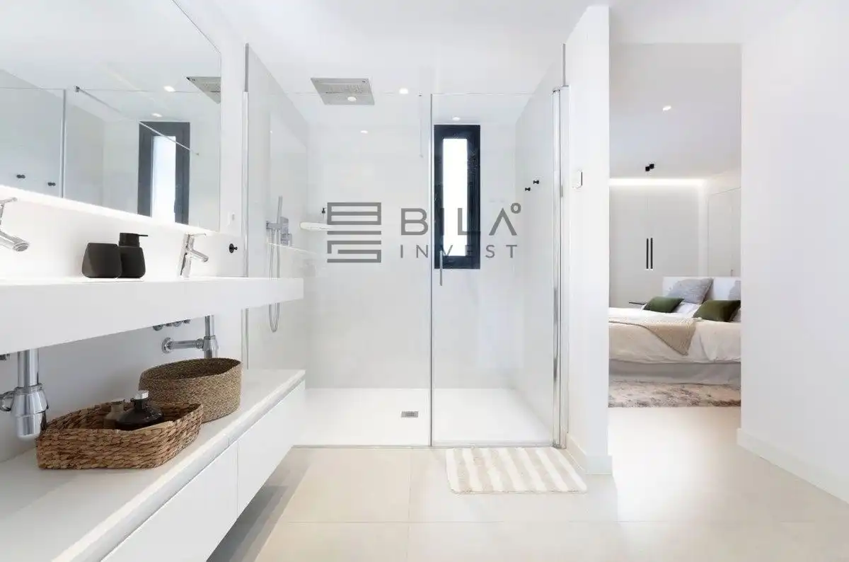Bathroom of Flat for sale in Fuengirola  with Air Conditioner, Terrace and Storage room