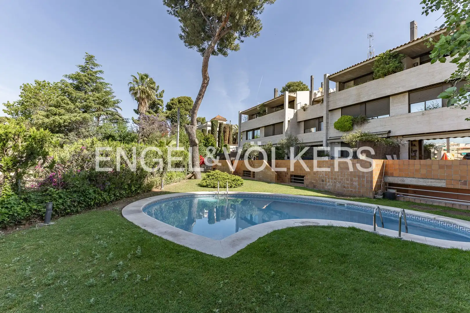 Vista exterior de Casa o xalet de lloguer en Esplugues de Llobregat amb Aire condicionat, Calefacció i Jardí privat