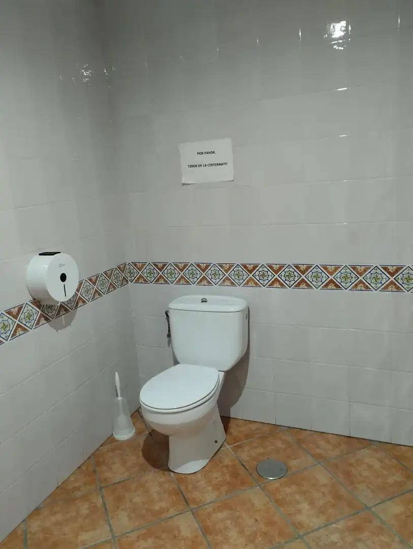 Bany de Local en venda en Córdoba amb Aire condicionat