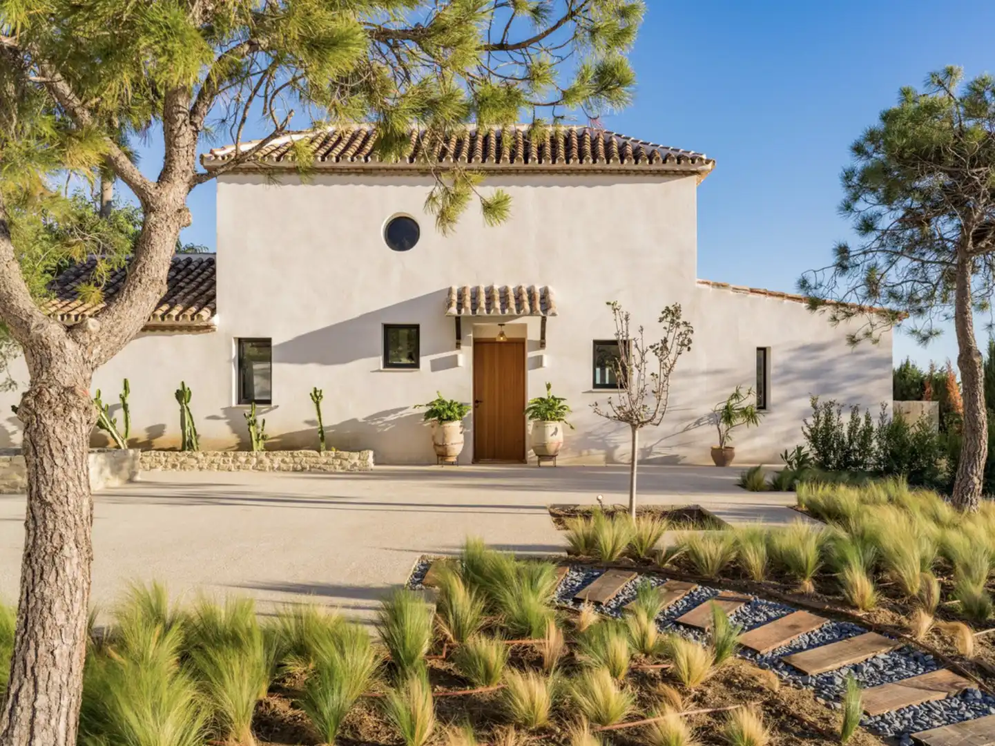 Vista exterior de Casa o xalet en venda en Estepona amb Aire condicionat, Calefacció i Jardí privat
