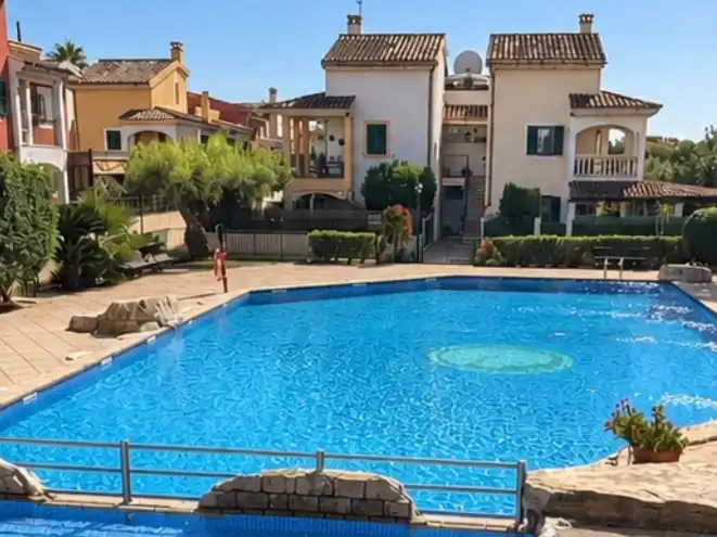 Bajo con piscina en venta en Carrer del Celler 2