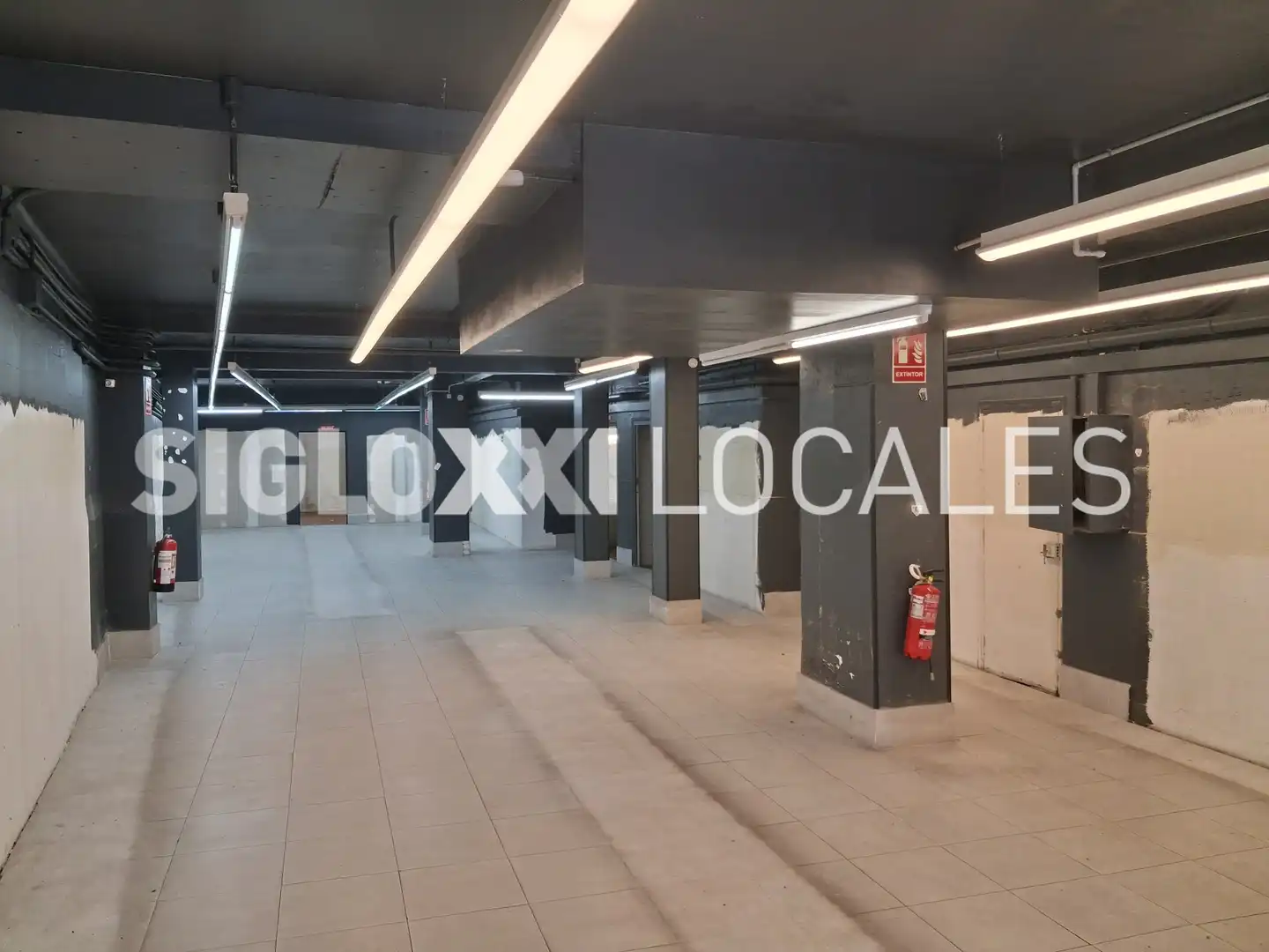 Aparcament de Local de lloguer en Barcelona amb Moblat