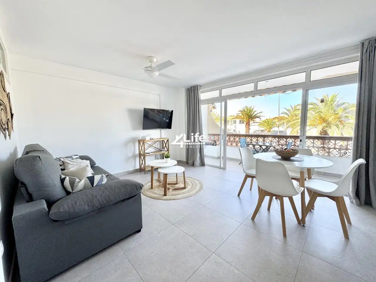 Sala de estar de Apartamento en venta en Arona con Terraza, Amueblado y Balcón