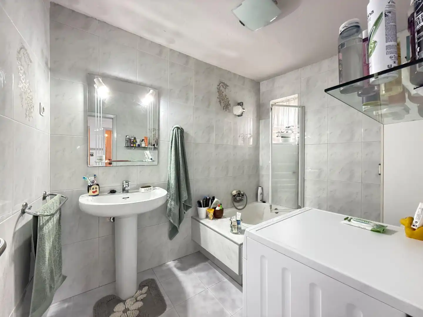 Badezimmer von Einfamilien-Reihenhaus zum Verkauf in Boiro mit Möbliert