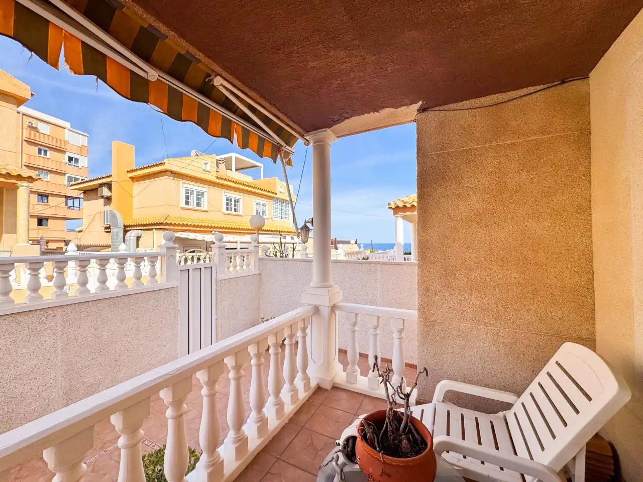Terrassa de Casa adosada en venda en Torrevieja amb Aire condicionat, Calefacció i Jardí privat