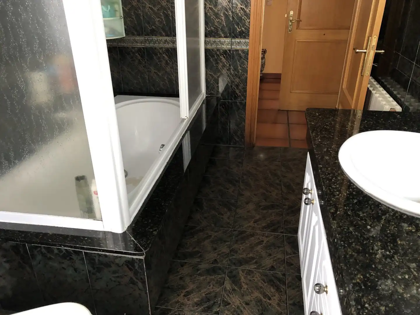 Bany de Casa o xalet en venda en La Lastrilla  amb Calefacció, Jardí privat i Traster