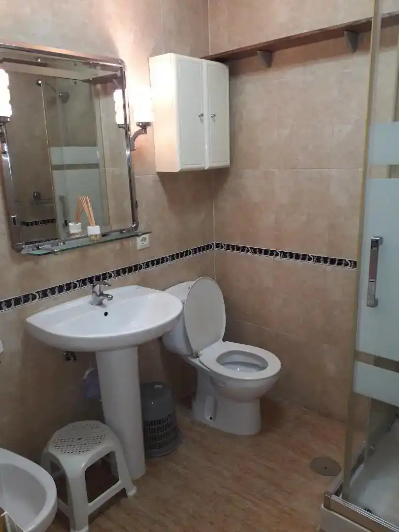 Badezimmer von Wohnung zur Miete in Navaluenga mit Möbliert, Ofen und Waschmaschine
