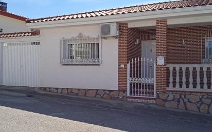 Vista exterior de Casa o xalet en venda en Santa Cruz del Retamar amb Aire condicionat