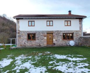 Vista exterior de Casa o xalet en venda en Hermandad de Campoo de Suso amb Calefacció i Jardí privat