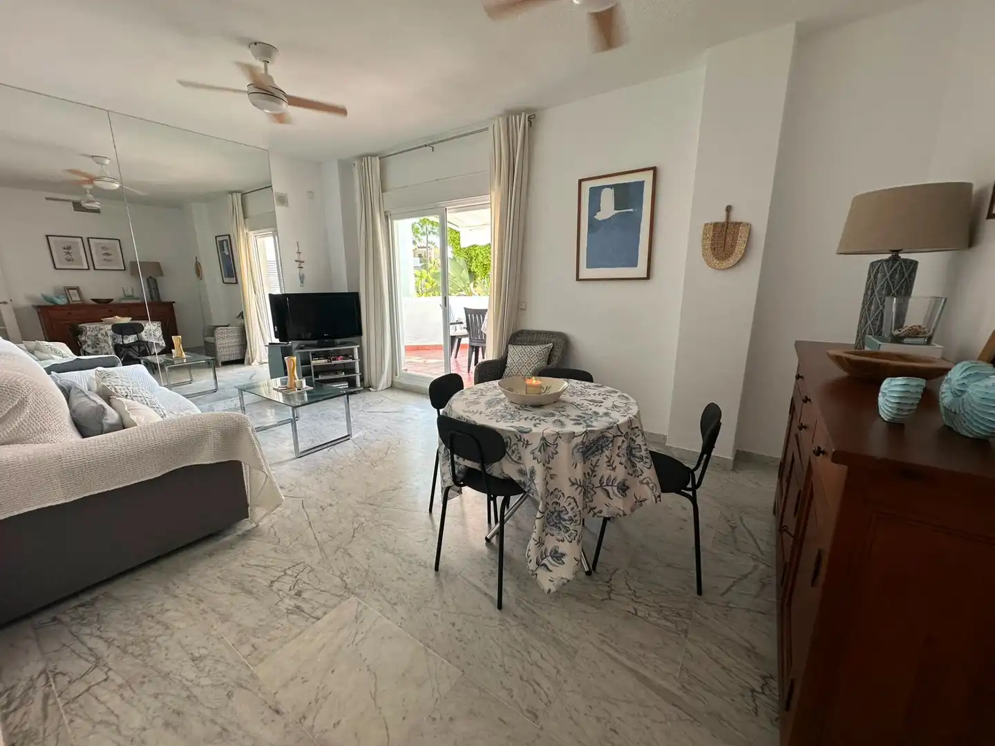 Sala de estar de Apartamento de alquiler en Marbella con Aire acondicionado, Amueblado y Piscina comunitaria