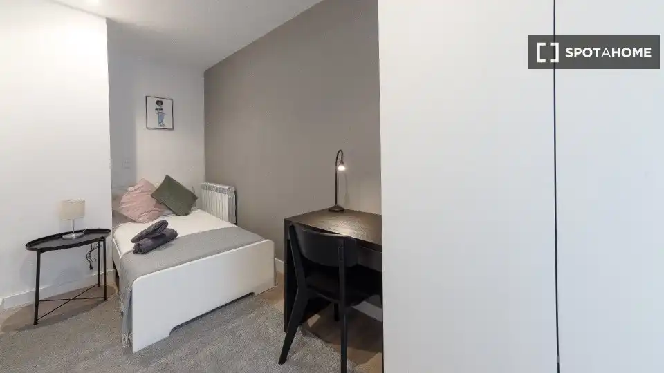 Habitación de Piso para compartir en Madrid con Aire acondicionado, Calefacción y Amueblado