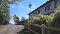 Vista exterior de Casa o xalet en venda en Reocín amb Terrassa