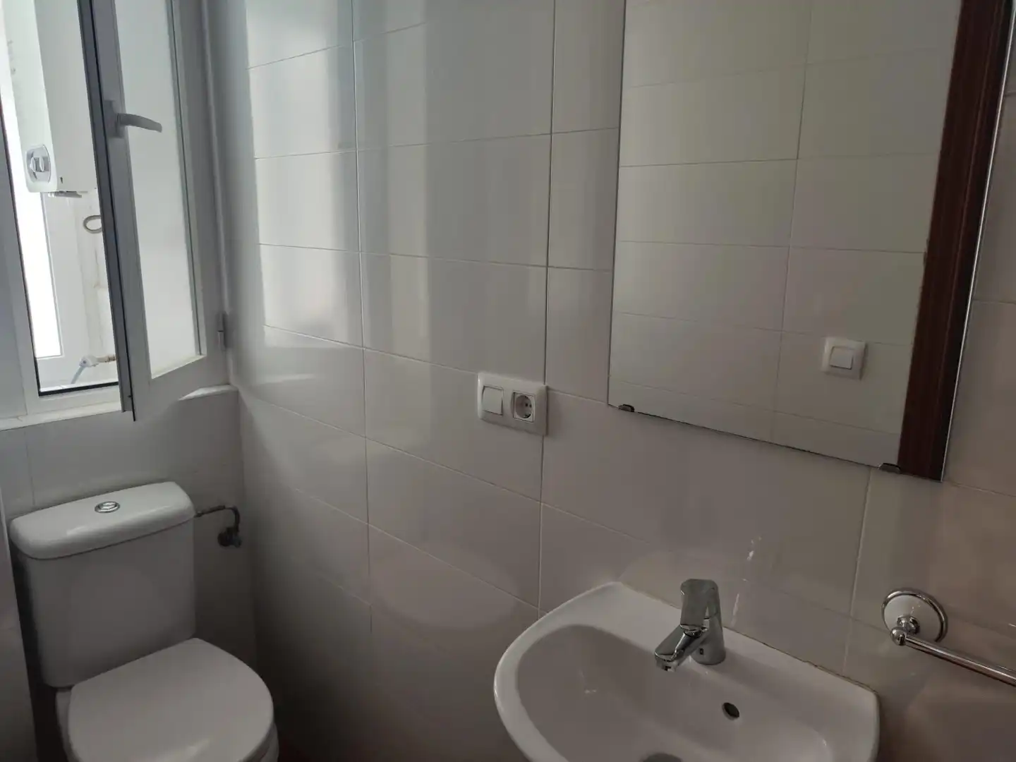 Bathroom of Flat for rent in Granada  with Terrace and Balcony