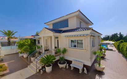Vista exterior de Casa o xalet en venda en Torrevieja amb Aire condicionat, Jardí privat i Terrassa