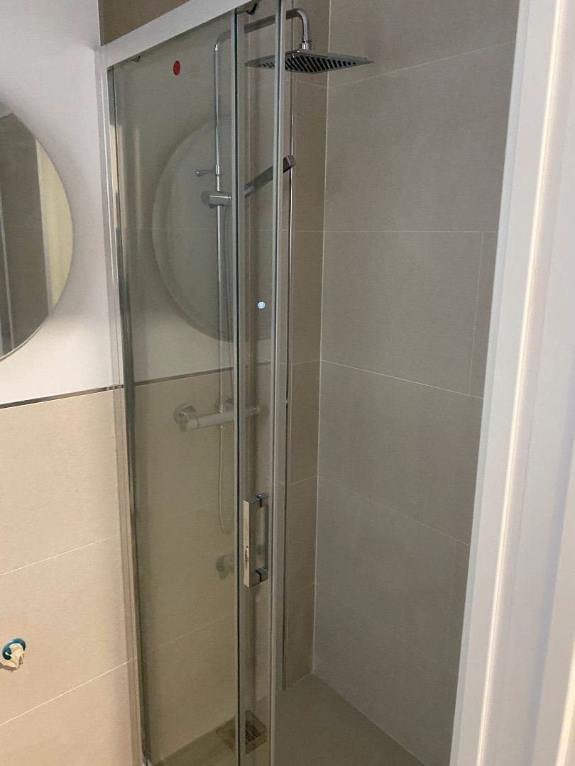 Bathroom of Flat to share in  Madrid Capital  with Air Conditioner, Furnished and Oven