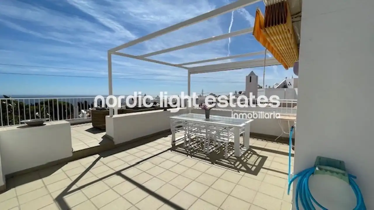 Vista exterior de Casa o chalet en venta en Nerja con Terraza, Trastero y Piscina