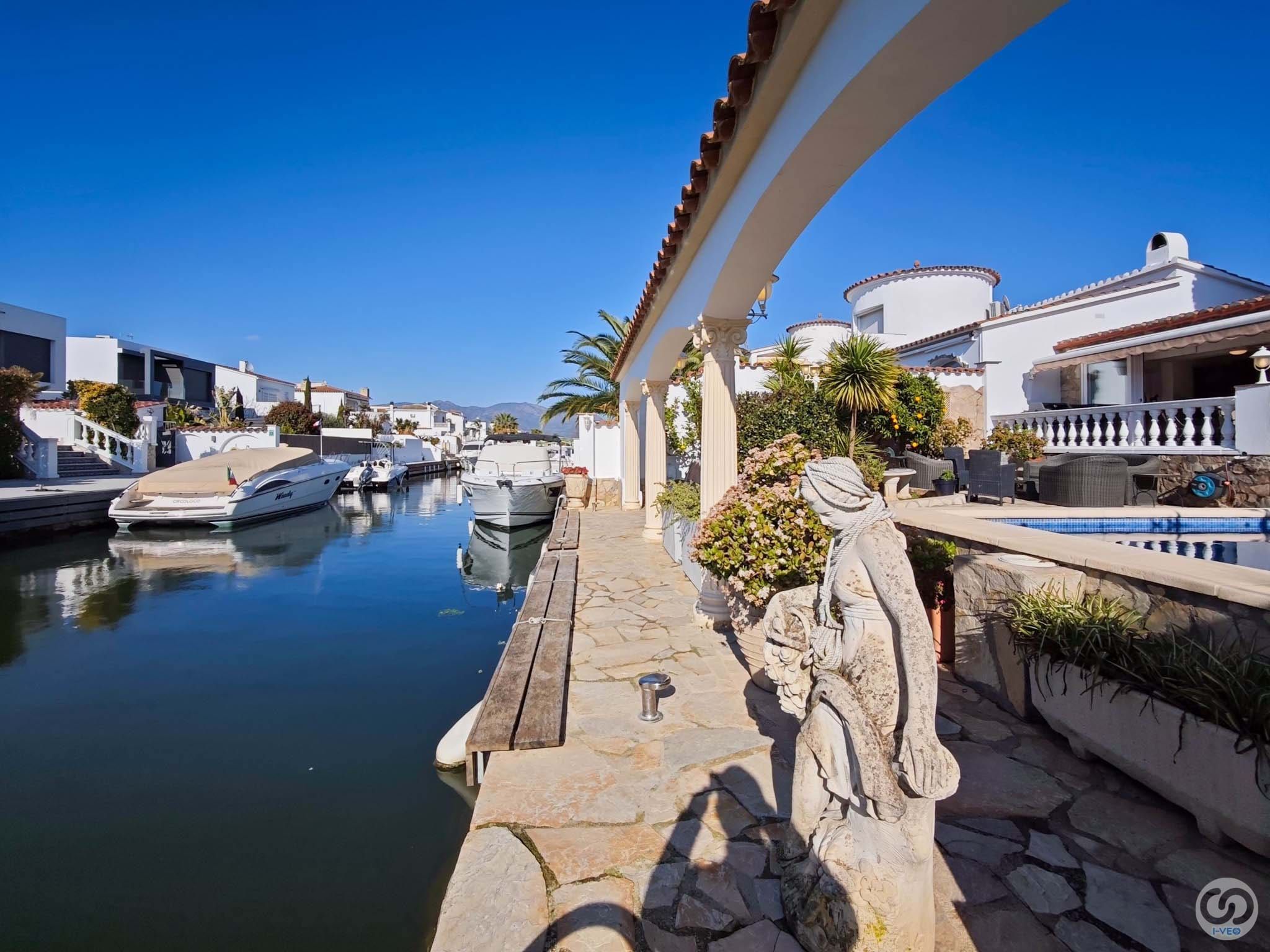 Vista exterior de Casa o xalet en venda en Empuriabrava amb Jardí privat, Terrassa i Piscina